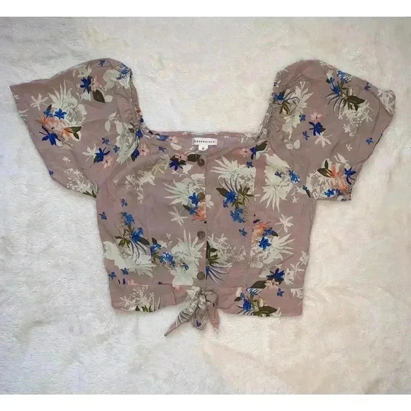 Women’s Aeropostale flower pattern top - Picture 2 of 4